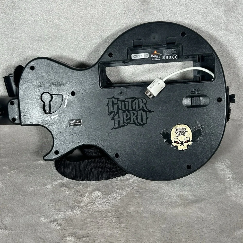 Nintendo Wii Guitar Hero Les Paul Controller RedOctane 95125.805 White w/ Strap